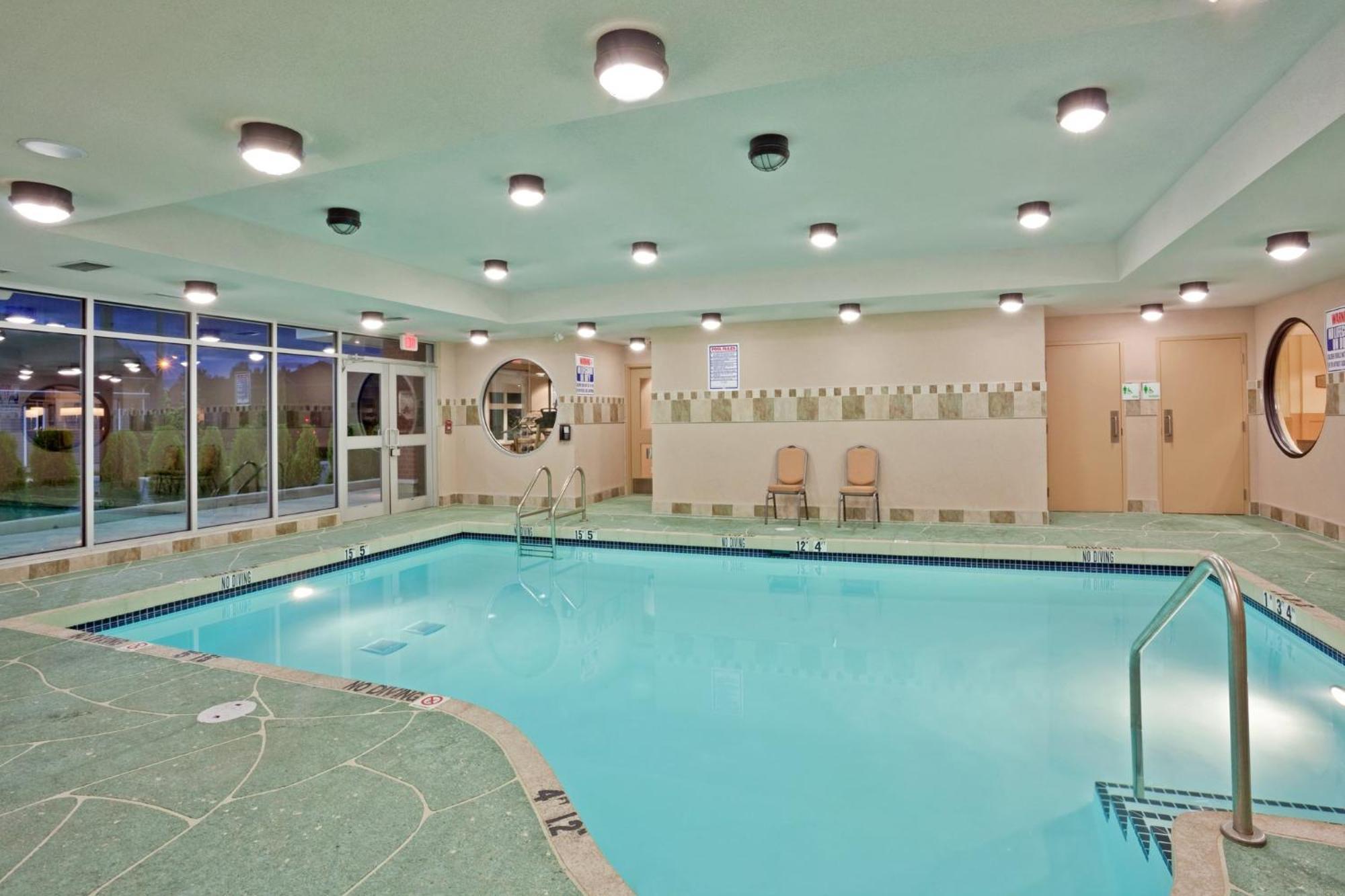 Holiday Inn Hotel & Suites Surrey East - Cloverdale By Ihg Eksteriør billede